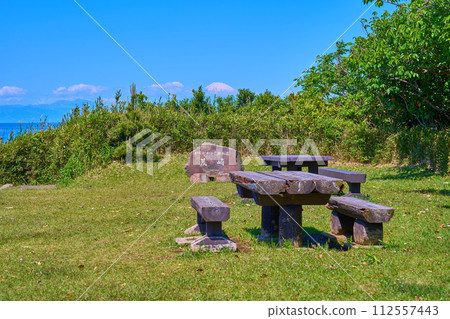 View to the west from Arasaki Park (Sea Breeze Hill) in Yokosuka City, Kanagawa Prefecture (Mt. Fuji, Sagami Bay, etc.) 112557443