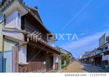 Looking to the east of the Wakimachi Udatsu townscape in Mima City, Tokushima Prefecture in spring 112557535