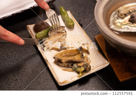 Abalone steamed and grilled 112557591