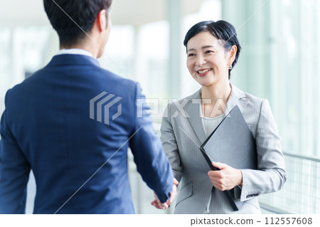 Business woman shaking hands 112557608