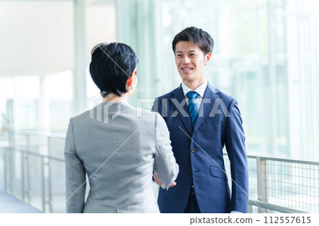 A businessman shaking hands 112557615