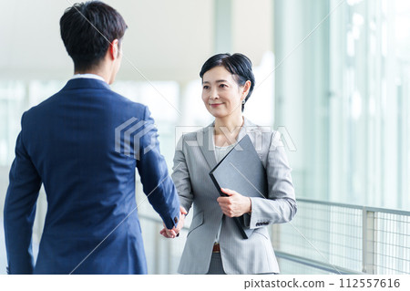 Business woman shaking hands 112557616