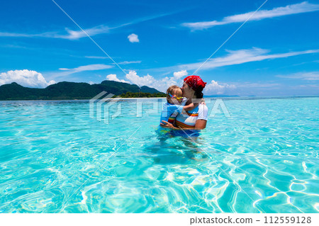 Mother and kid at tropical beach. Family vacation. 112559128