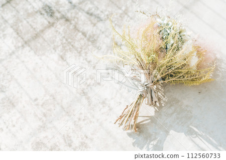 灰色背景中的乾燥花 112560733