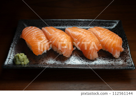 壽司，握壽司，4 塊鮭魚，芥末，俯視圖 112561144