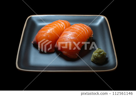 壽司,握壽司,鮭魚,黑色背景,俯視圖 壽司,握壽司,鮭魚,黑色背景,俯視圖 112561146