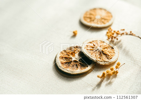 橙皮和含羞草（乾） 112561307