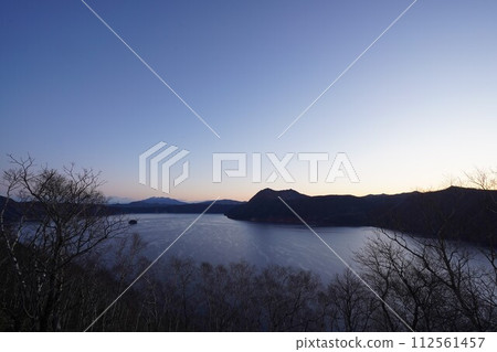 初冬黎明前的摩週湖和摩周山 112561457