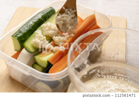 Lightly pickled vegetables with salt koji 112561471