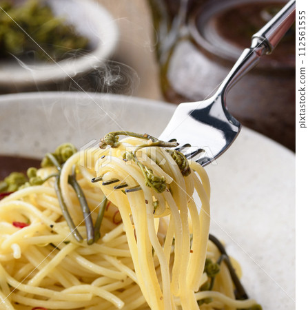 春天的味道 蕨菜日式義大利麵（佩佩羅西諾風味） 112561555