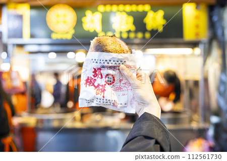 Taiwan trip: Pepper cakes eaten at the night market 112561730