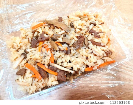 煮熟的米飯裝在一次性容器中 112563168