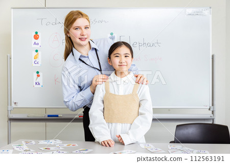 Foreign instructor and children 112563191