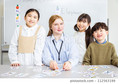 Foreign instructor and smiling child 112563199