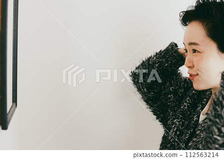 Stylish woman with a short cut setting her hair 112563214