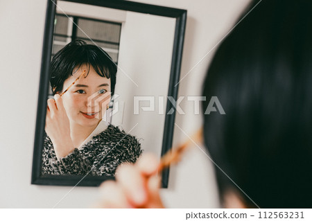 Stylish woman with a short cut setting her hair 112563231