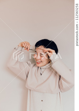 短髮的時尚女人自己理髮 112563258