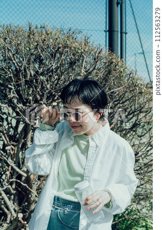 短髮的時尚女子在外面補水 112563279