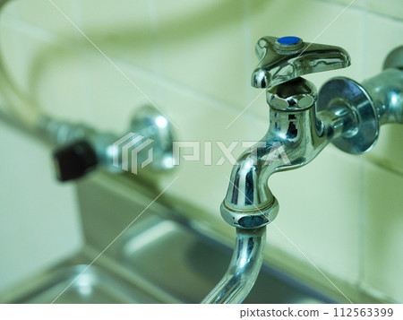 帶有藍領螺絲的復古水龍頭 112563399