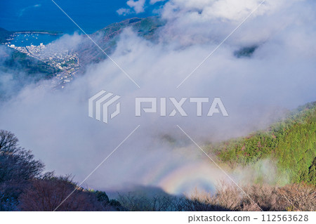 (Shizuoka Prefecture) The cityscape of Toda seen from the snowy Mt. Daruma Plateau 112563628