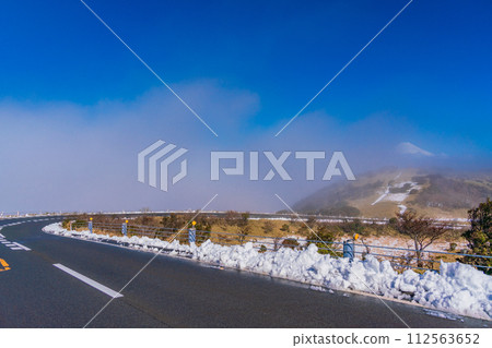 (Shizuoka Prefecture) From the snowy Nishiizu skyline, Suruga Bay sea of clouds and Mt. Fuji (Shizuoka Prefecture) From the snowy Nishiizu skyline, Suruga Bay sea of clouds and Mt. Fuji 112563652