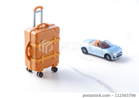 帶著兩座敞篷車和行李箱出發公路旅行的圖片。 帶著兩座敞篷車和行李箱出發公路旅行的圖片。 112563706