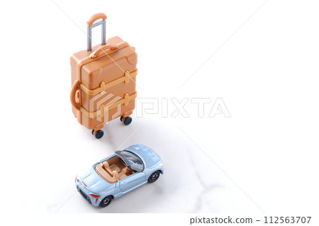 帶著兩座敞篷車和行李箱出發公路旅行的圖片。 帶著兩座敞篷車和行李箱出發公路旅行的圖片。 112563707