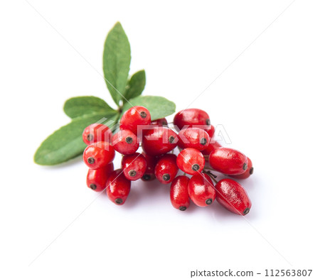 Sweet barbarum berries on white backgrounds Sweet barbarum berries on white backgrounds 112563807