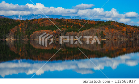 青木湖 湖面上的水鏡倒影 112563937