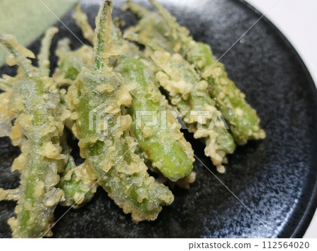 美味的天婦羅配上shishito辣椒 美味的天婦羅配上shishito辣椒 112564020