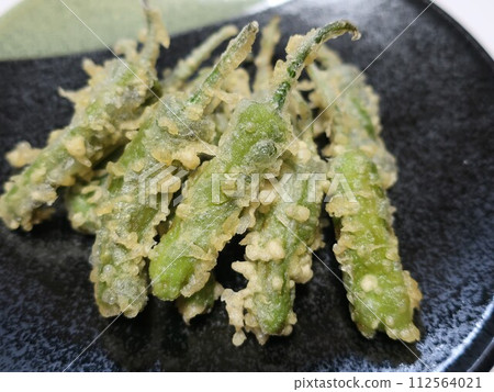 美味的天婦羅配上shishito辣椒 美味的天婦羅配上shishito辣椒 112564021