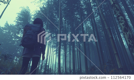 一名年輕女子漫步進入一片令人毛骨悚然的竹林。 112564170
