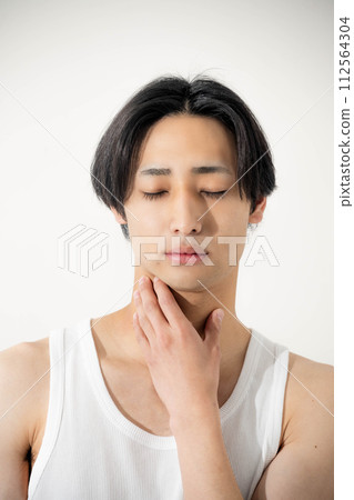 年輕人撫摸他的臉 112564304