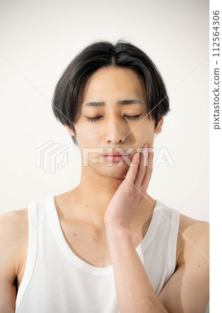 年輕人撫摸他的臉 112564306
