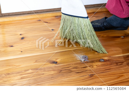 使用Bunka掃帚進行清潔的場景 112565084