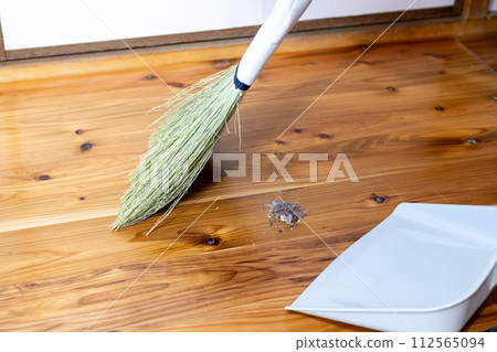 A scene where garbage collected using a bunka broom is placed on a dustpan. A scene where garbage collected using a bunka broom is placed on a dustpan. 112565094
