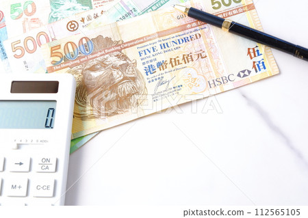 香港貨幣、港幣(HKD)紙幣及計算器 香港貨幣、港幣(HKD)紙幣及計算器 112565105