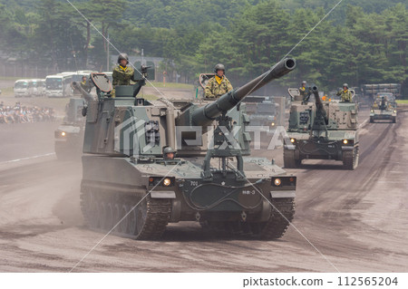 日本陸上自衛隊99式自行155公厘榴彈砲亮相閱兵式 日本陸上自衛隊99式自行155公厘榴彈砲亮相閱兵式 112565204