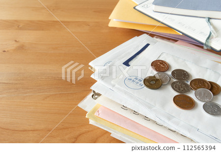 Search for important documents from the accumulated documents and mail on your desk 112565394