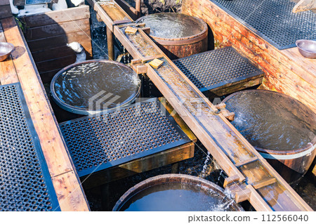 Cold bath using river water 112566040