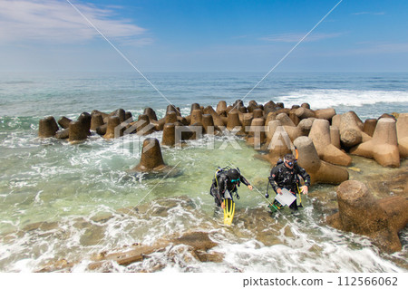 scuba diving scuba diving 112566062