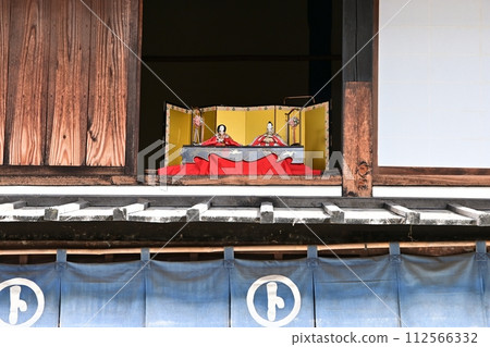 二樓面向街道的窗戶擺放著雛人偶 112566332