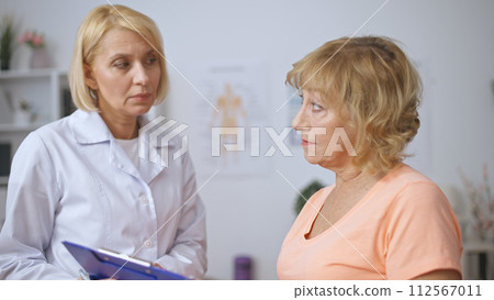 A female doctor and patient discuss health check-up results and a treatment plan 112567011