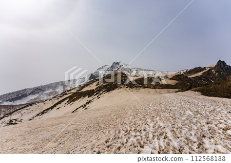 The snowy summit of Mt. Bandai 112568188