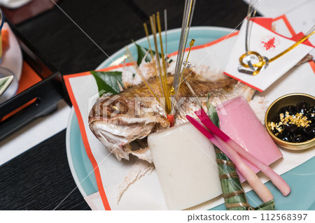 飲食在開始時就設置了慶祝活動 飲食在開始時就設置了慶祝活動 112568397