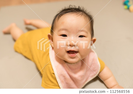 Crawling baby 112568556