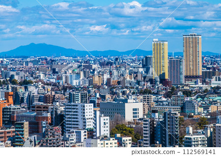 日本東京城市景觀，俯瞰日暮里站、車站前的塔樓公寓大樓（右後）和山脈 = 3 月 10 日 112569141