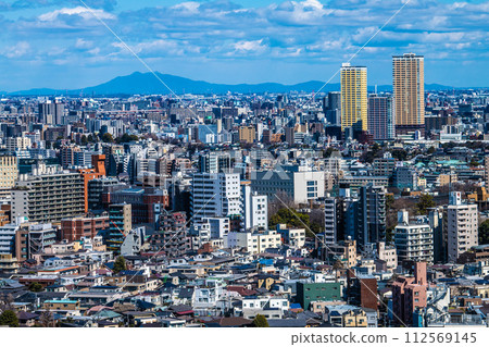 日本東京城市景觀，俯瞰日暮里站、車站前的塔樓公寓大樓（右後）和山脈 = 3 月 10 日 112569145