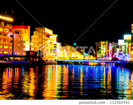 從福岡市中洲青龍公園拍攝的福白愛橋「中洲光之降臨」燈飾 112569391