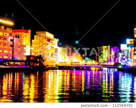 從福岡市中洲青龍公園拍攝的福白愛橋「中洲光之降臨」燈飾 112569392